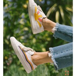 Soludos leather embroidered sneaker size 6